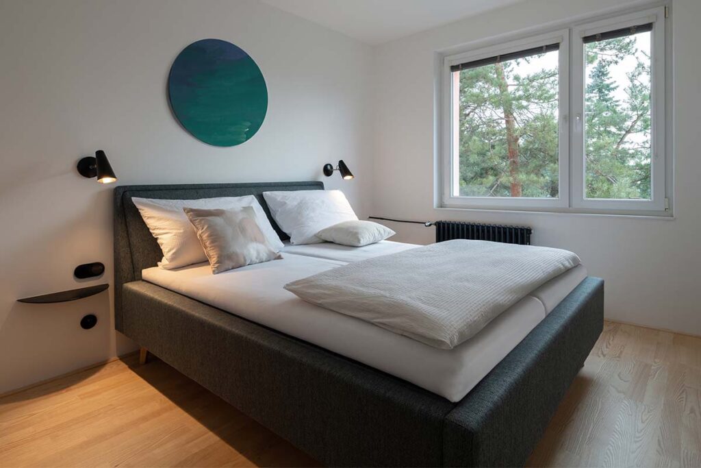 ika architekti minimalist apartment renovation tomas slavik 4 ¿Pocos metros cuadrados? Cinco apartamentos pequeños con mucho estilo