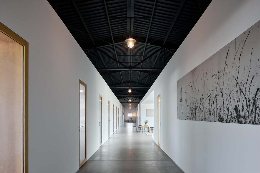 jakub janosik spoj hq and showroom filip beranek 7 En esta obra la arquitectura es un puente entre naturaleza, cultura y diseño