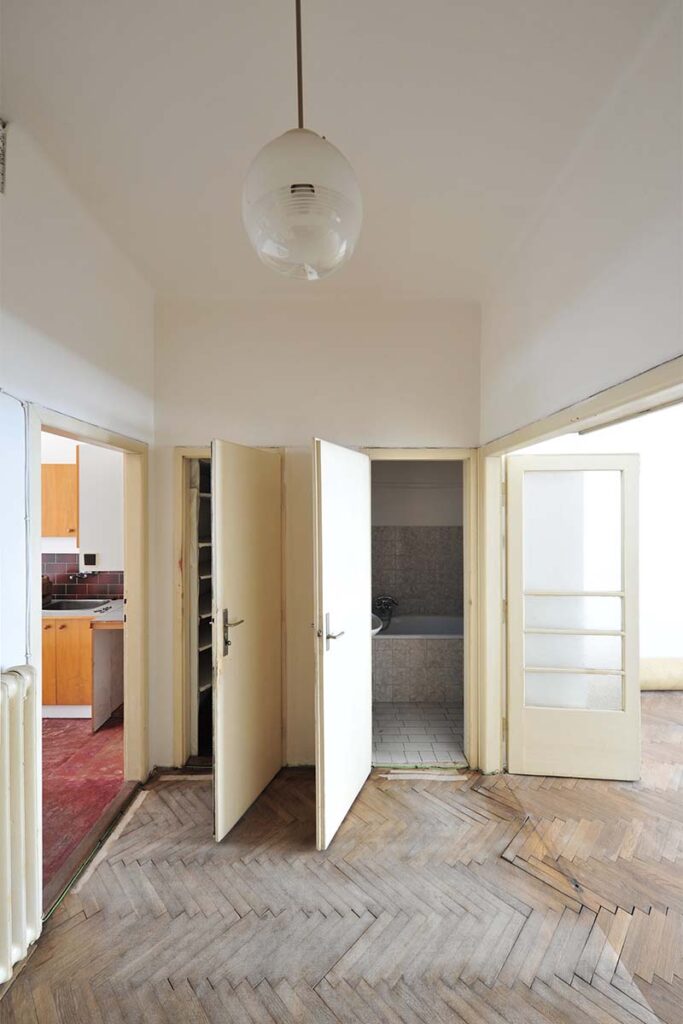 martin cenek architecture functionalist apartment alex shoots buildings 2 El apartamento de un arquitecto descrito como 'arquitectura de la felicidad'