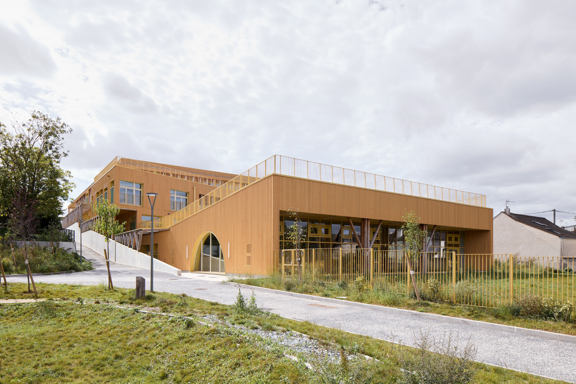 Una escuela en Francia con un diseño nórdico, biofílico y sostenible
