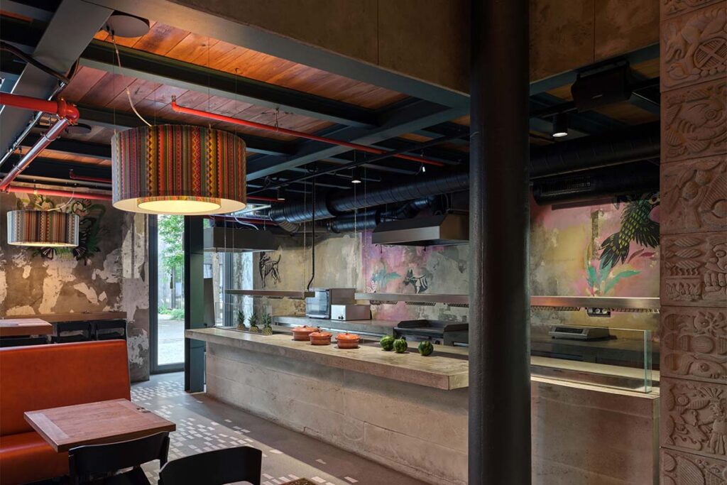 El restaurante que convierte la cultura mexicana en una experiencia inmersiva 4 20 20 architekti mexican restaurant holesovice boysplaynice 8 El restaurante que convierte la cultura mexicana en una experiencia inmersiva