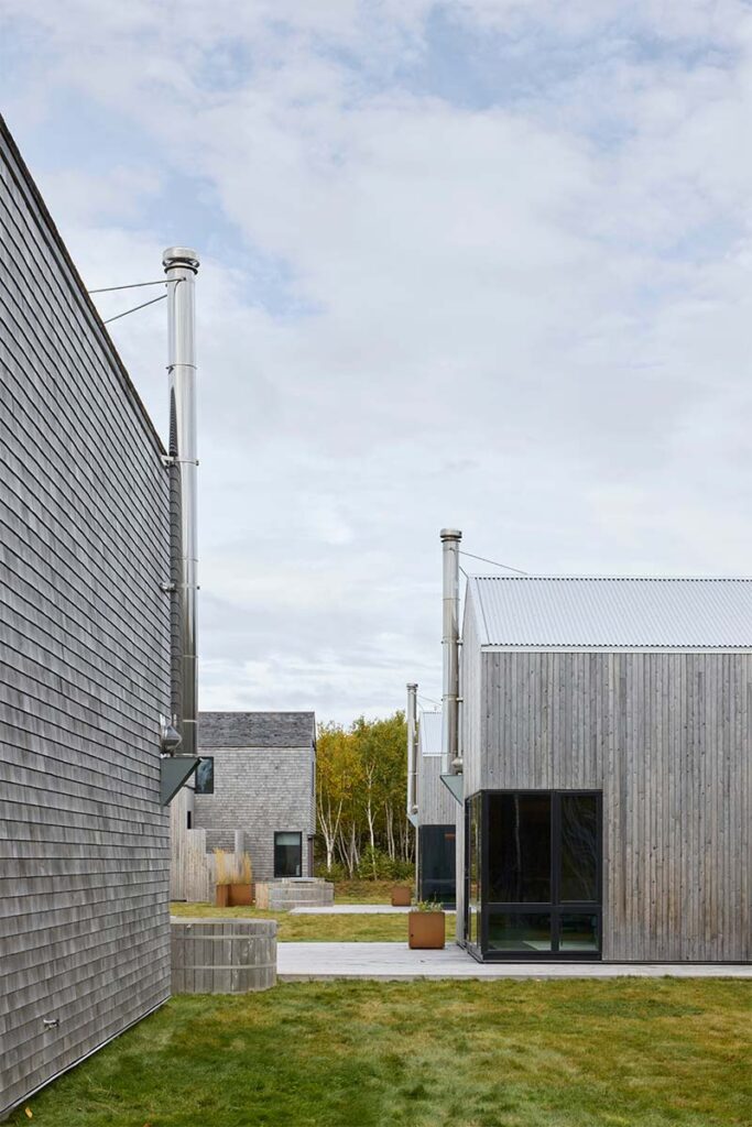 Estas cabañas son un refugio para la conexión con la naturaleza y con los demás 5 Cabanas MacKay Lyons Sweetapple Architects 6 Estas cabañas son un refugio para la conexión con la naturaleza y con los demás