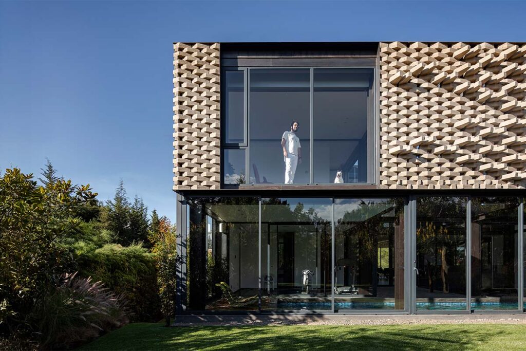 Una casa vanguardista en Ecuador que integra agua y vegetación en su arquitectura 3 Casa Ecuador CORREAFATEHI ODD 1 Una casa vanguardista en Ecuador que integra agua y vegetación en su arquitectura