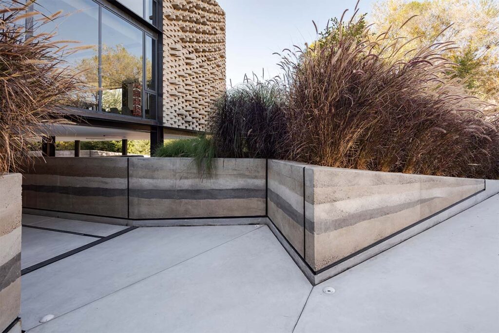 Una casa vanguardista en Ecuador que integra agua y vegetación en su arquitectura 4 Casa Ecuador CORREAFATEHI ODD 3 Una casa vanguardista en Ecuador que integra agua y vegetación en su arquitectura