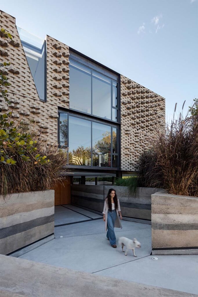 Una casa vanguardista en Ecuador que integra agua y vegetación en su arquitectura 6 Casa Ecuador CORREAFATEHI ODD 5 Una casa vanguardista en Ecuador que integra agua y vegetación en su arquitectura