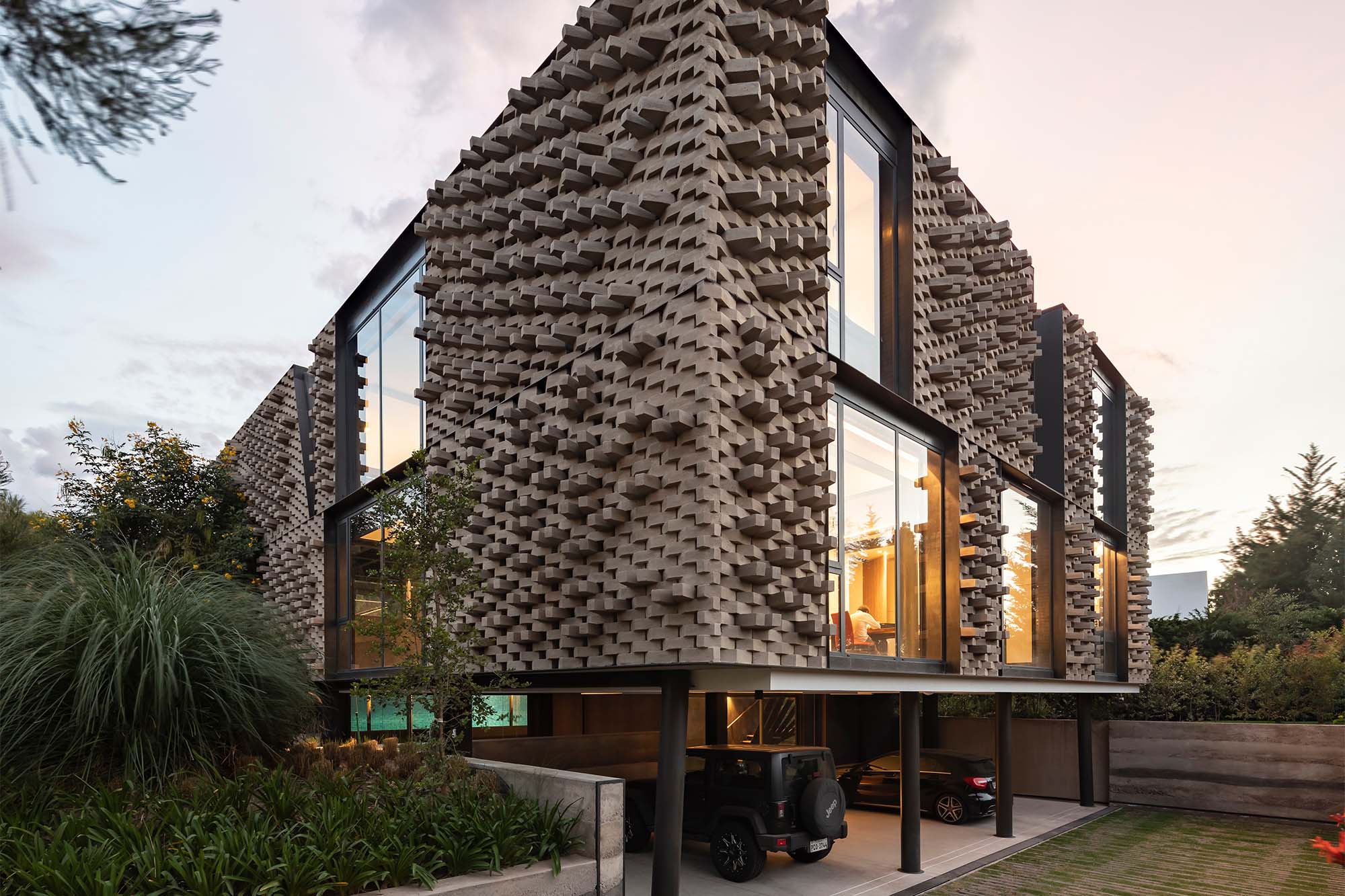 Una casa vanguardista en Ecuador que integra agua y vegetación en su arquitectura 1 Una casa vanguardista en Ecuador que integra agua y vegetación en su arquitectura
