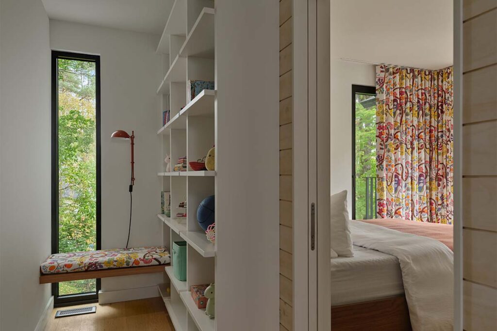 Casa Barbora Vokac Taylor Architect 12 El color negro define esta extraña casa campestre que parece del futuro