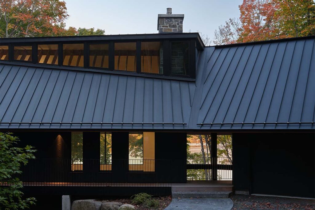 Casa Barbora Vokac Taylor Architect 20 El color negro define esta extraña casa campestre que parece del futuro