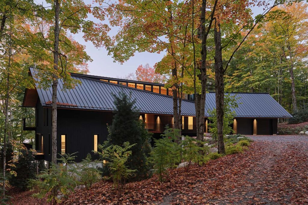 Casa Barbora Vokac Taylor Architect 22 El color negro define esta extraña casa campestre que parece del futuro