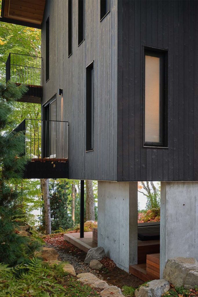 Casa Barbora Vokac Taylor Architect 23 El color negro define esta extraña casa campestre que parece del futuro