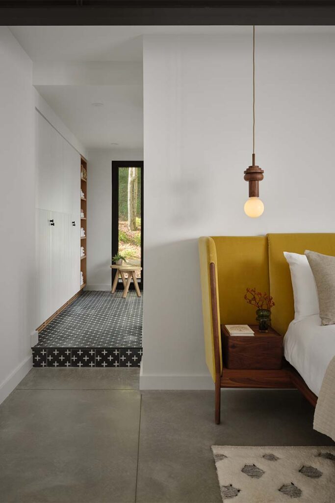 Casa Barbora Vokac Taylor Architect 7 El color negro define esta extraña casa campestre que parece del futuro
