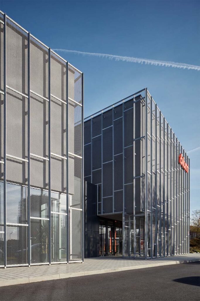 Un ejemplo de cómo el estilo industrial se convierte en arte arquitectónico 6 Edificio blum firma qarta architektura 2 Un ejemplo de cómo el estilo industrial se convierte en arte arquitectónico