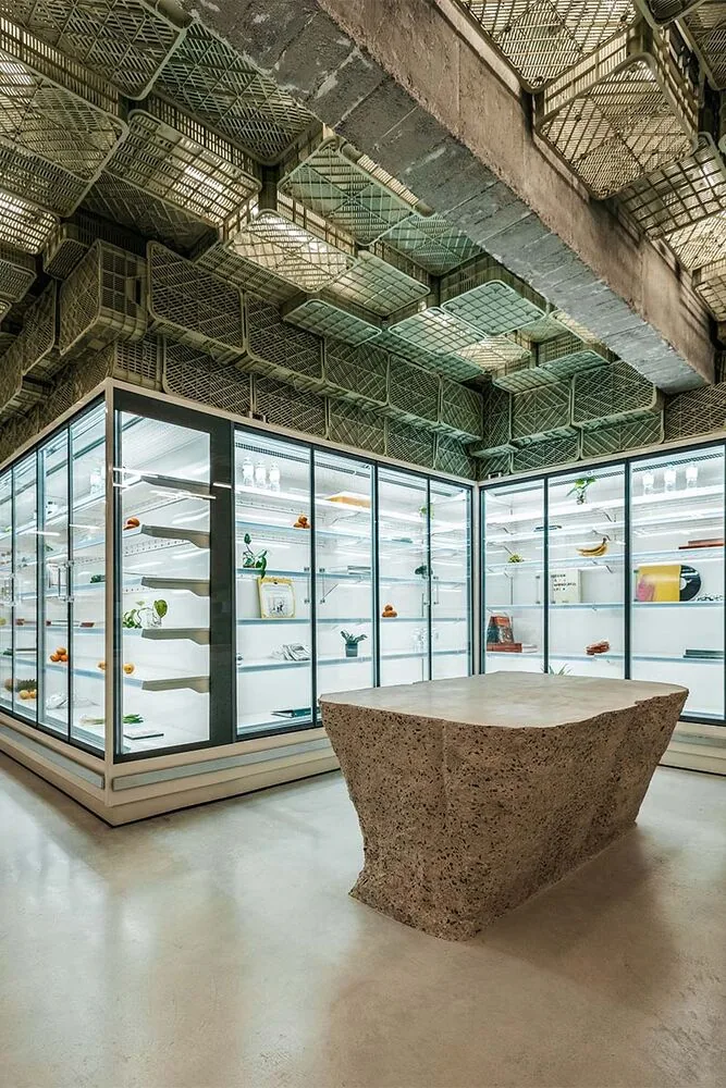 El 'brutalismo minimalista' define este inusual espacio comercial