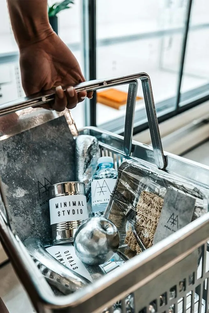 El 'brutalismo minimalista' define este inusual espacio comercial