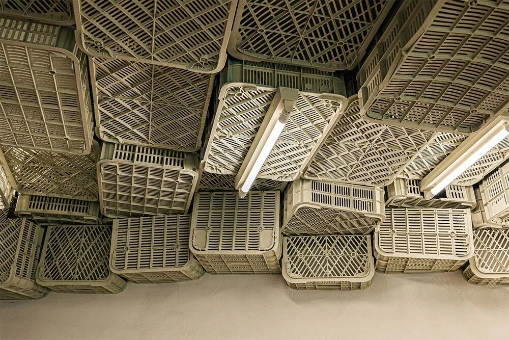 El 'brutalismo minimalista' define este inusual espacio comercial