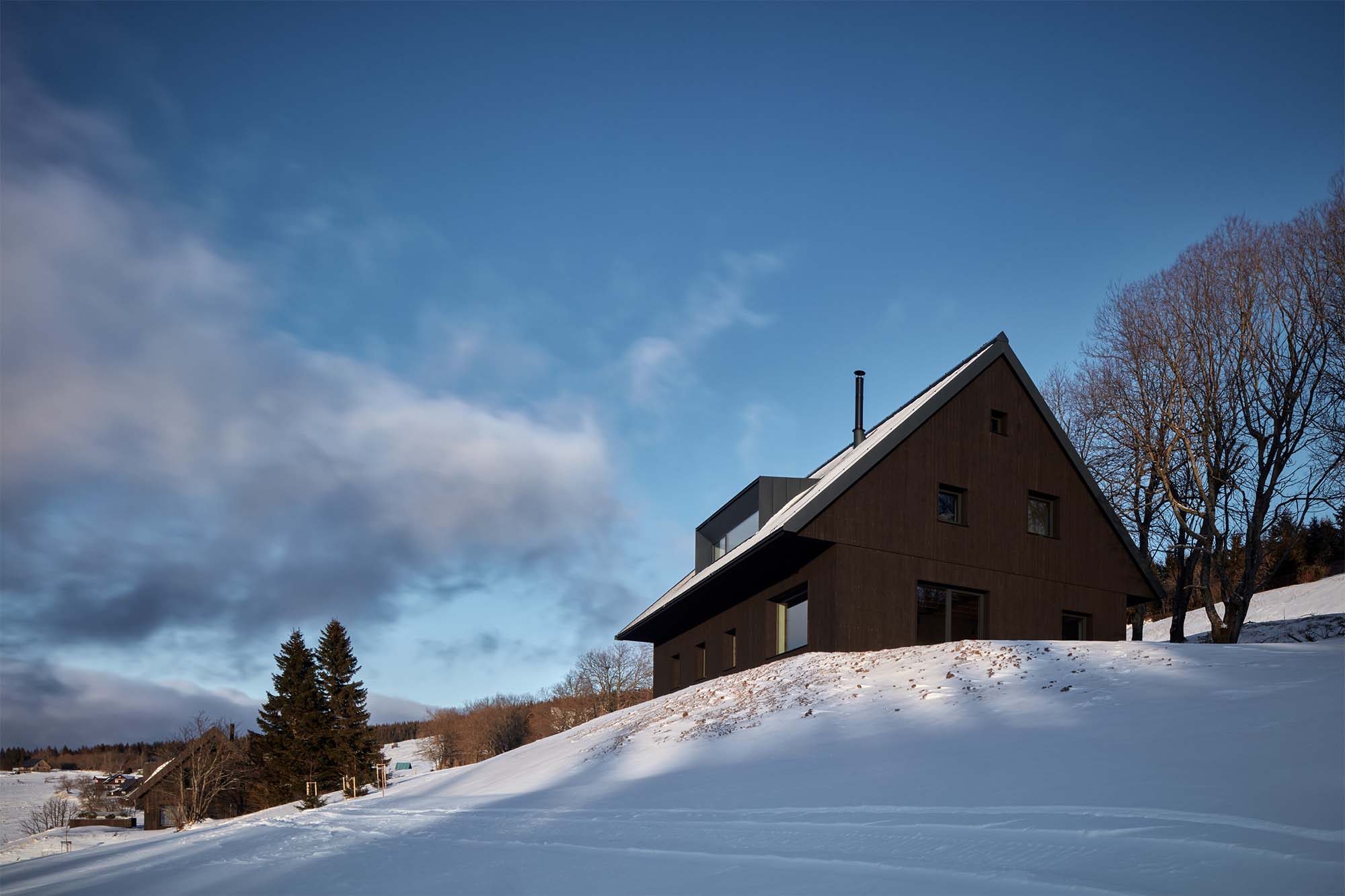 El refugio perfecto: una casa rural con un diseño clásico y con acceso directo a la nieve