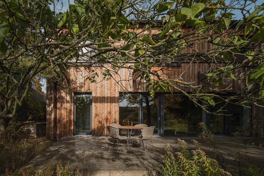 Inspirada en un granero, esta vivienda prioriza su relación con la naturaleza