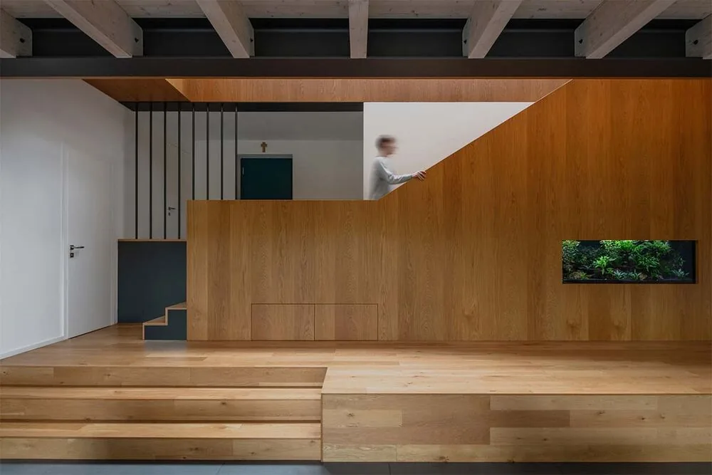 Inspirada en un granero, esta vivienda prioriza su relación con la naturaleza