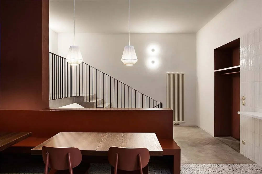 Terrazo y concreto rosa en un restaurante que redefine la calidez urbana