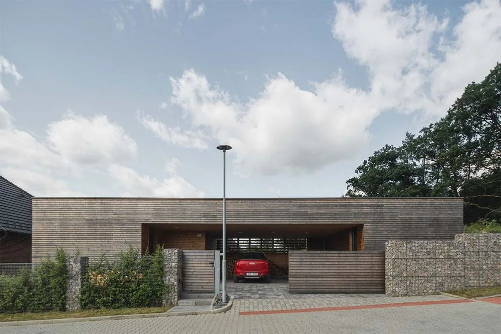 Un mundo donde el agua, la madera y la luz construyen un espacio sereno Un mundo donde el agua, la madera y la luz construyen un espacio sereno