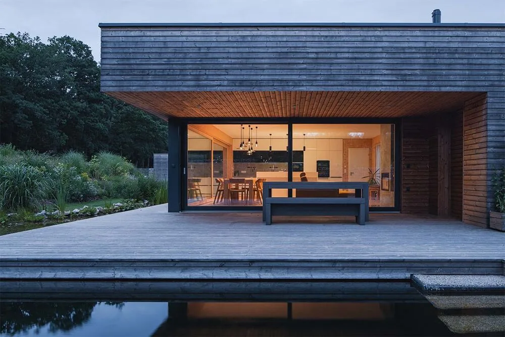 Un mundo donde el agua, la madera y la luz construyen un espacio sereno Un mundo donde el agua, la madera y la luz construyen un espacio sereno