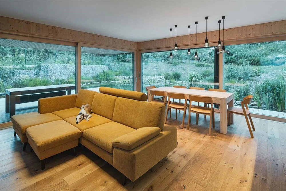 Un mundo donde el agua, la madera y la luz construyen un espacio sereno Un mundo donde el agua, la madera y la luz construyen un espacio sereno