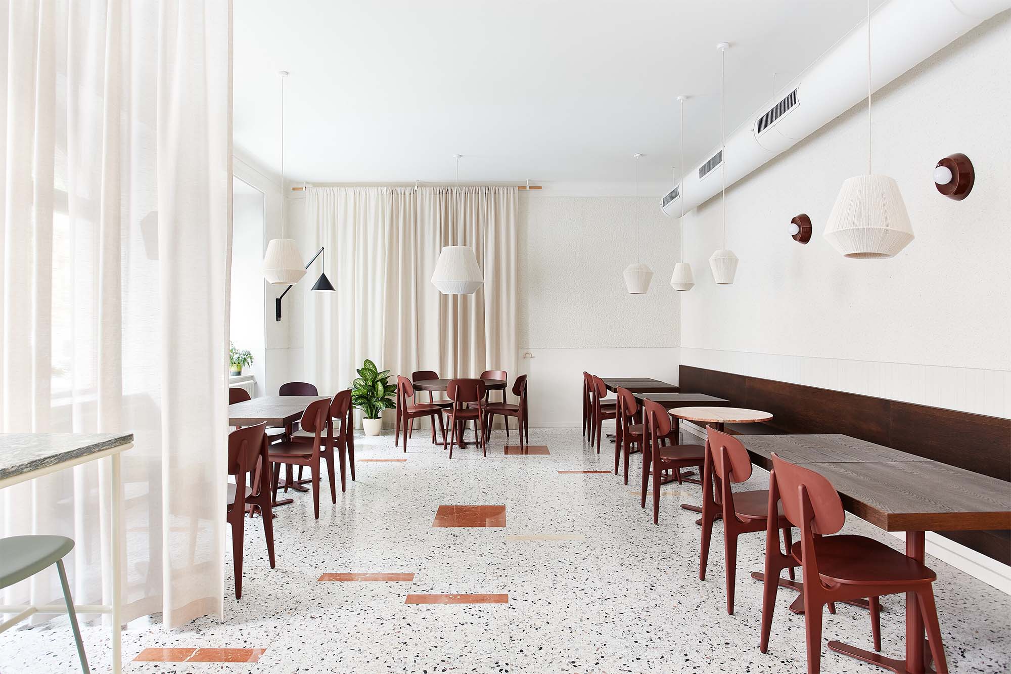 Terrazo y concreto rosa en un restaurante que redefine la calidez urbana