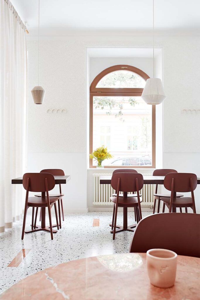 marketa bromova architekti photo veronika raffajova 2 Terrazo y concreto rosa en un restaurante que redefine la calidez urbana