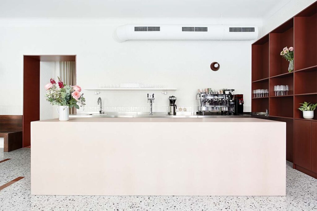 marketa bromova architekti photo veronika raffajova 8 Terrazo y concreto rosa en un restaurante que redefine la calidez urbana