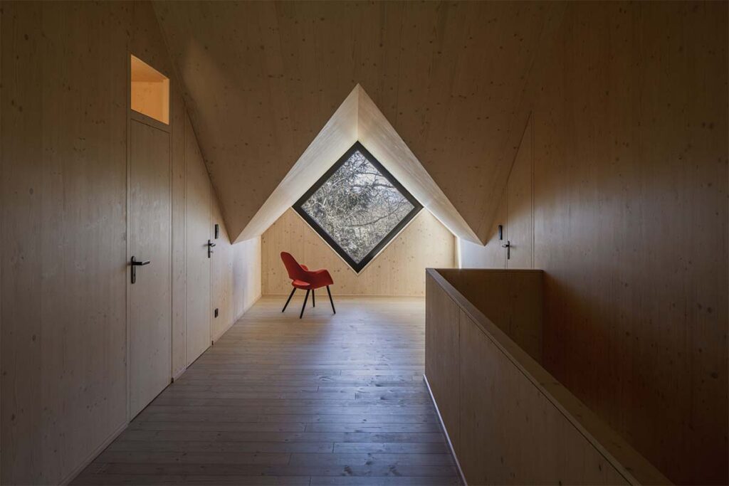 marketa cajthamlova cottage in sumava petr polak 3 En esta casa de campo los ventanales se convierten en marcos del paisaje