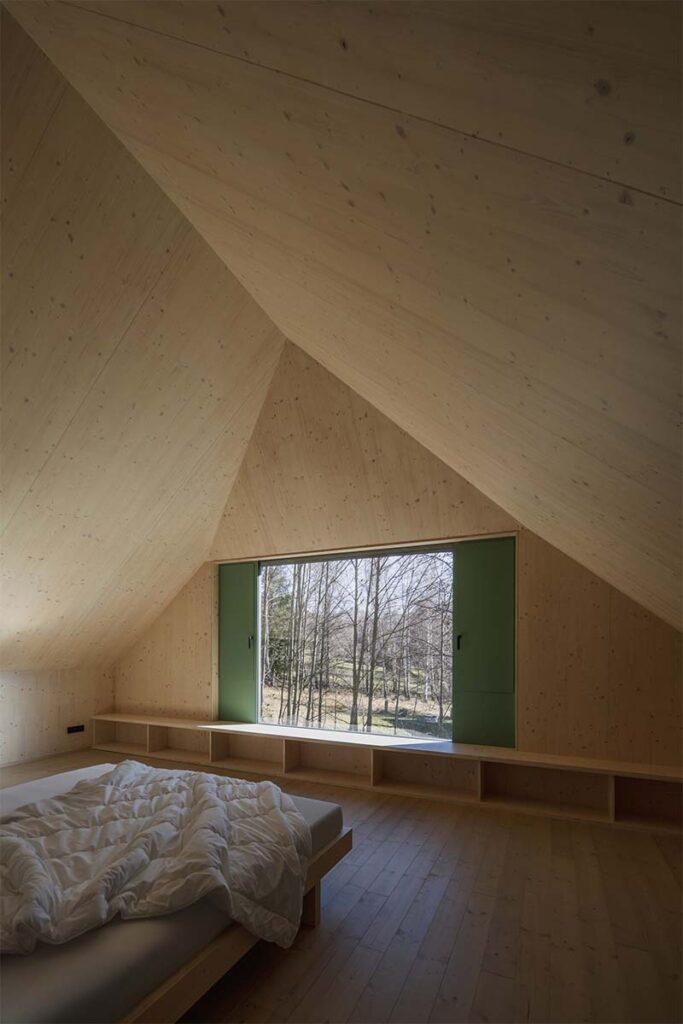 marketa cajthamlova cottage in sumava petr polak 4 En esta casa de campo los ventanales se convierten en marcos del paisaje