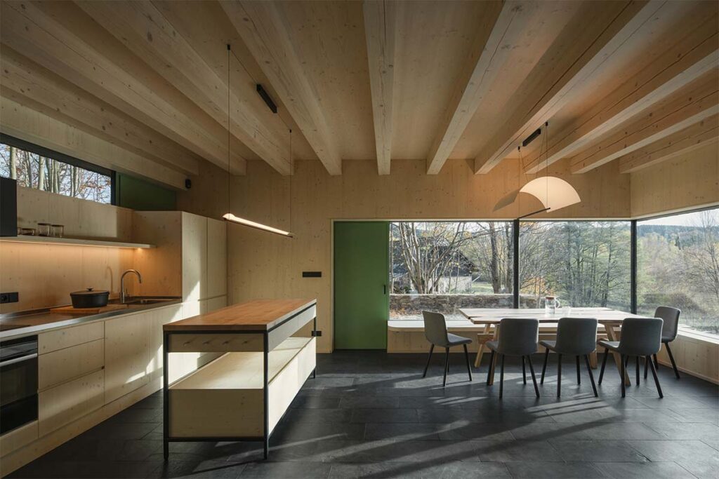 marketa cajthamlova cottage in sumava petr polak 5 En esta casa de campo los ventanales se convierten en marcos del paisaje
