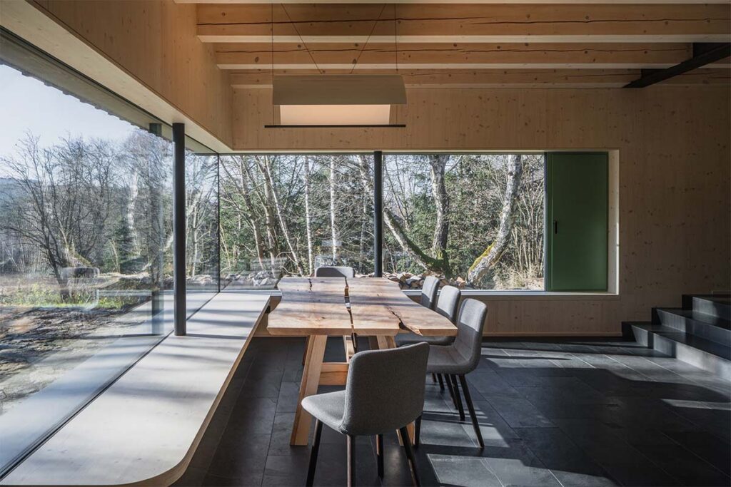 marketa cajthamlova cottage in sumava petr polak 6 En esta casa de campo los ventanales se convierten en marcos del paisaje