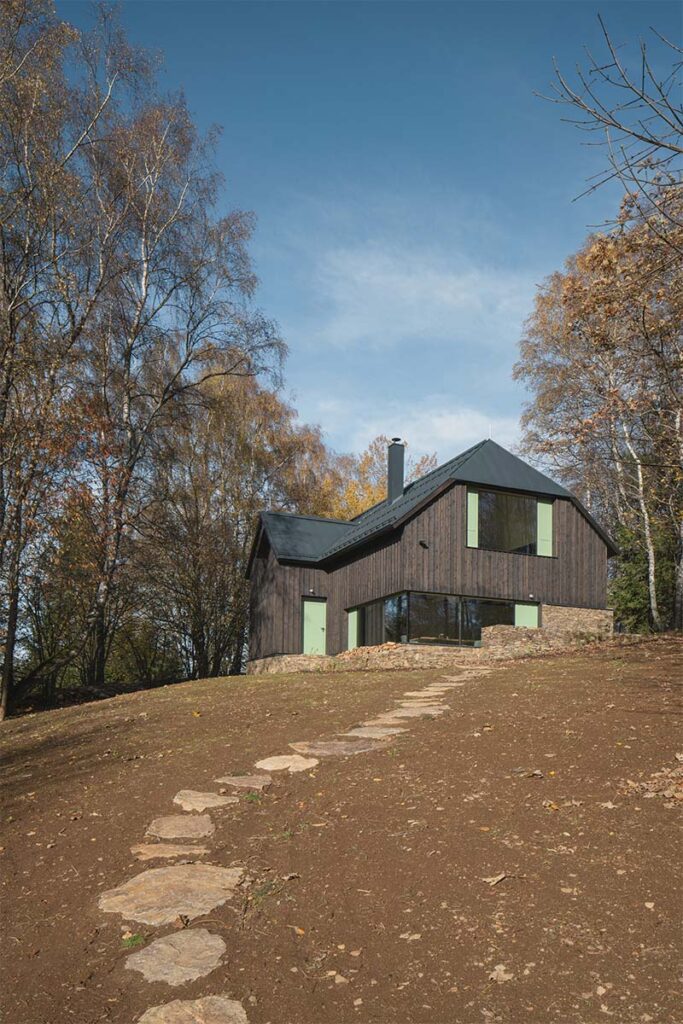 marketa cajthamlova cottage in sumava petr polak 7 En esta casa de campo los ventanales se convierten en marcos del paisaje