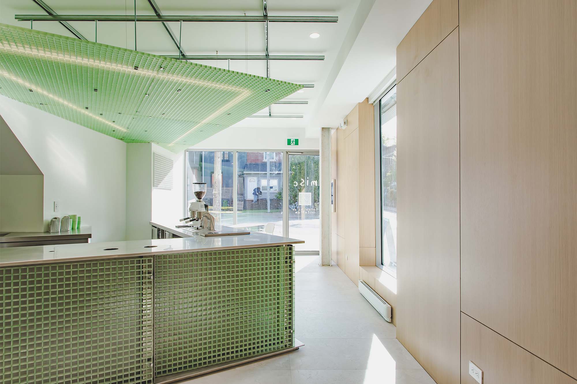 El verde menta crea una experiencia visual extraordinaria en este café