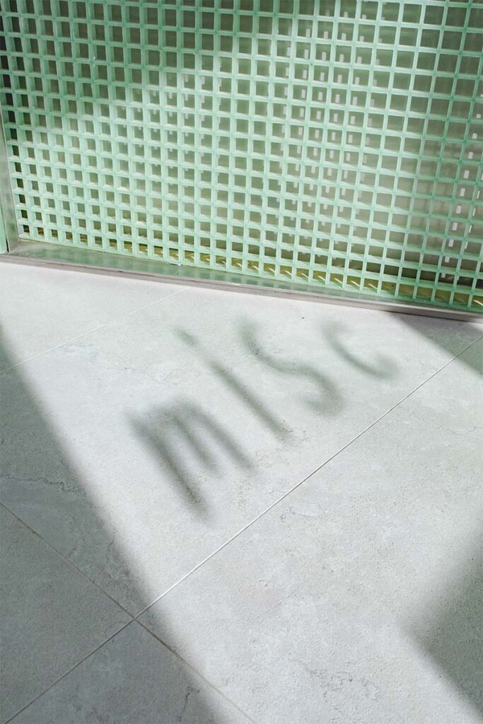 Cafe StudioAC Toronto 7 El verde menta crea una experiencia visual extraordinaria en este café