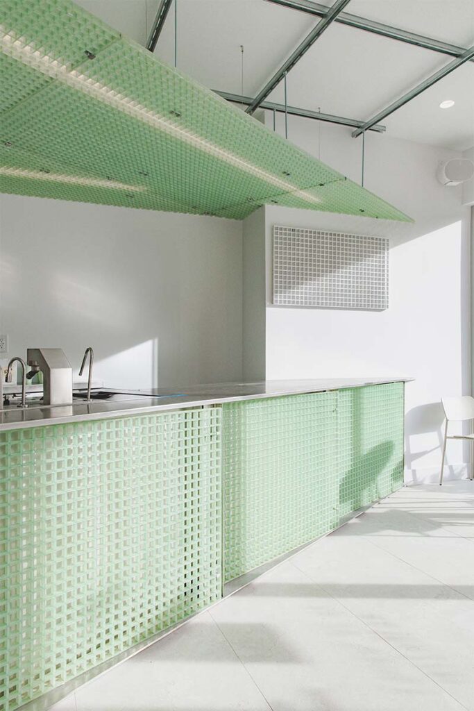 Cafe StudioAC Toronto 8 El verde menta crea una experiencia visual extraordinaria en este café