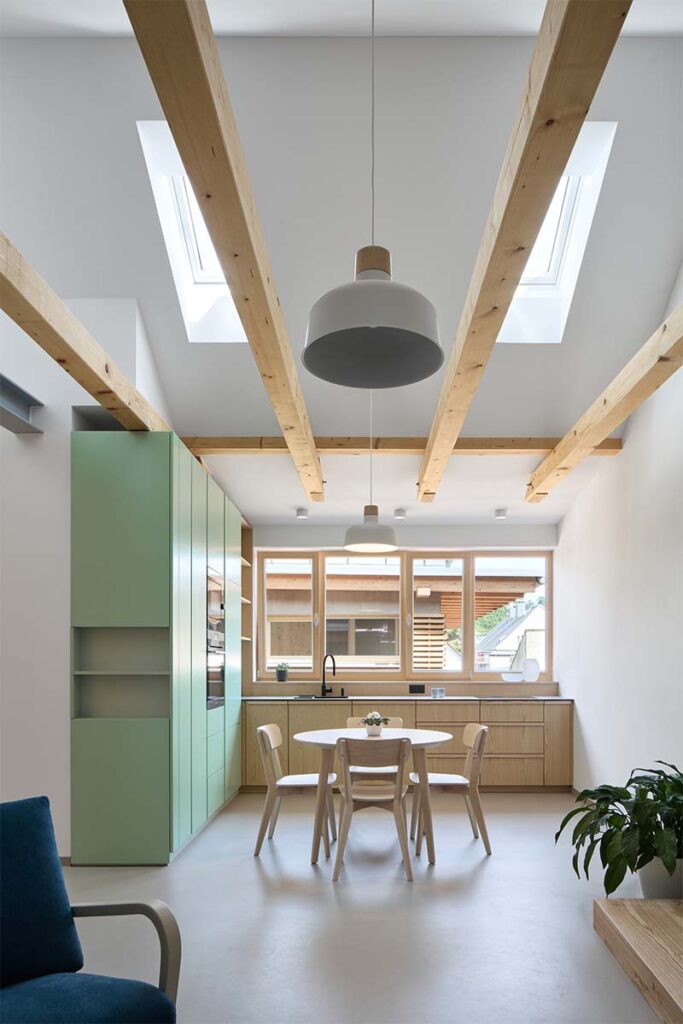 Casa Matej sebek architekti 3 Una casa con tres vidas: es un café, un estudio de yoga y una residencia familiar