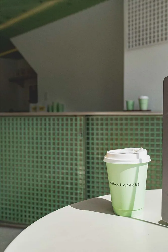 El verde menta crea una experiencia visual extraordinaria en este café El verde menta crea una experiencia visual extraordinaria en este café