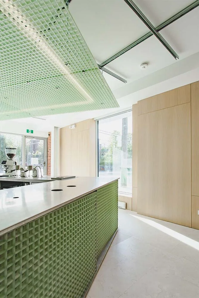 El verde menta crea una experiencia visual extraordinaria en este café El verde menta crea una experiencia visual extraordinaria en este café