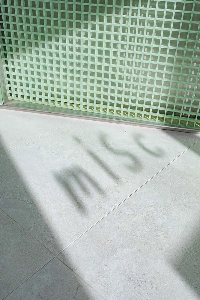 El verde menta crea una experiencia visual extraordinaria en este café El verde menta crea una experiencia visual extraordinaria en este café