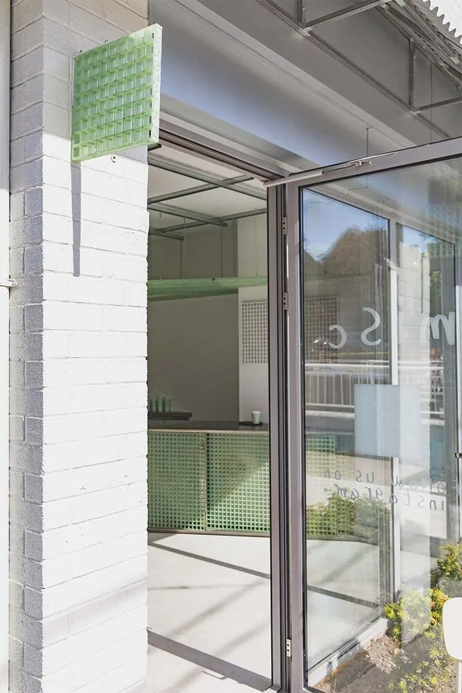 El verde menta crea una experiencia visual extraordinaria en este café El verde menta crea una experiencia visual extraordinaria en este café