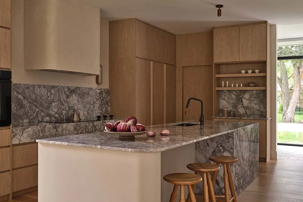 Elegancia y frescura que interpretan la clásica vivienda familiar