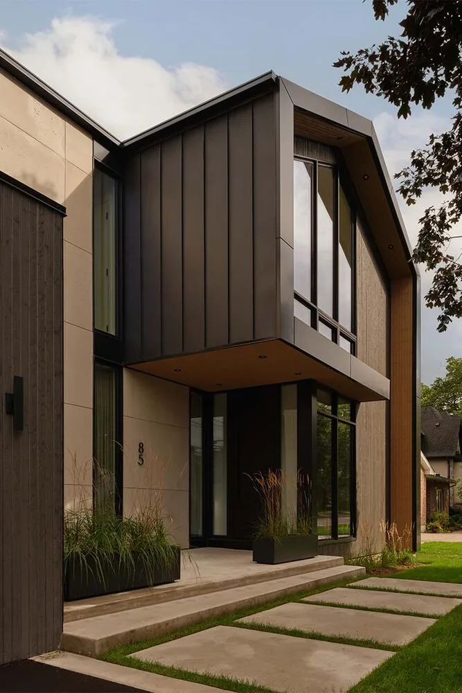 Elegancia y frescura que interpretan la clásica vivienda familiar