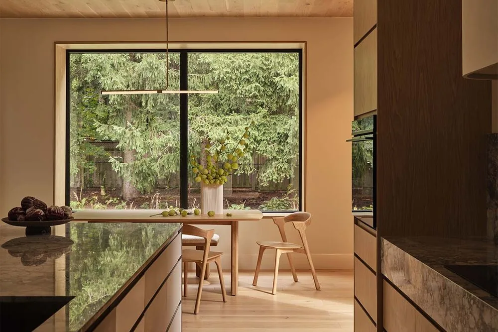 Elegancia y frescura que interpretan la clásica vivienda familiar