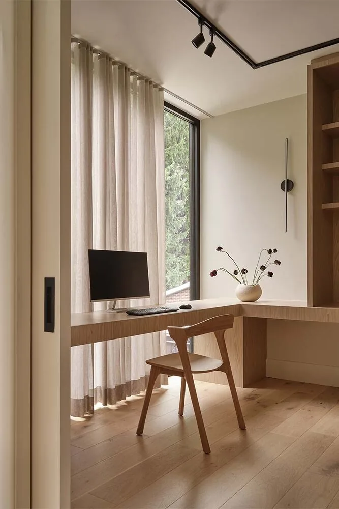 Elegancia y frescura que interpretan la clásica vivienda familiar