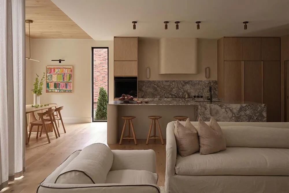 Elegancia y frescura que interpretan la clásica vivienda familiar