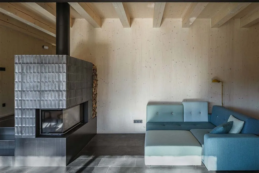 En esta casa de campo los ventanales se convierten en marcos del paisaje