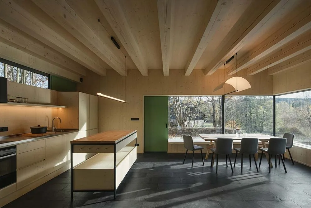 En esta casa de campo los ventanales se convierten en marcos del paisaje