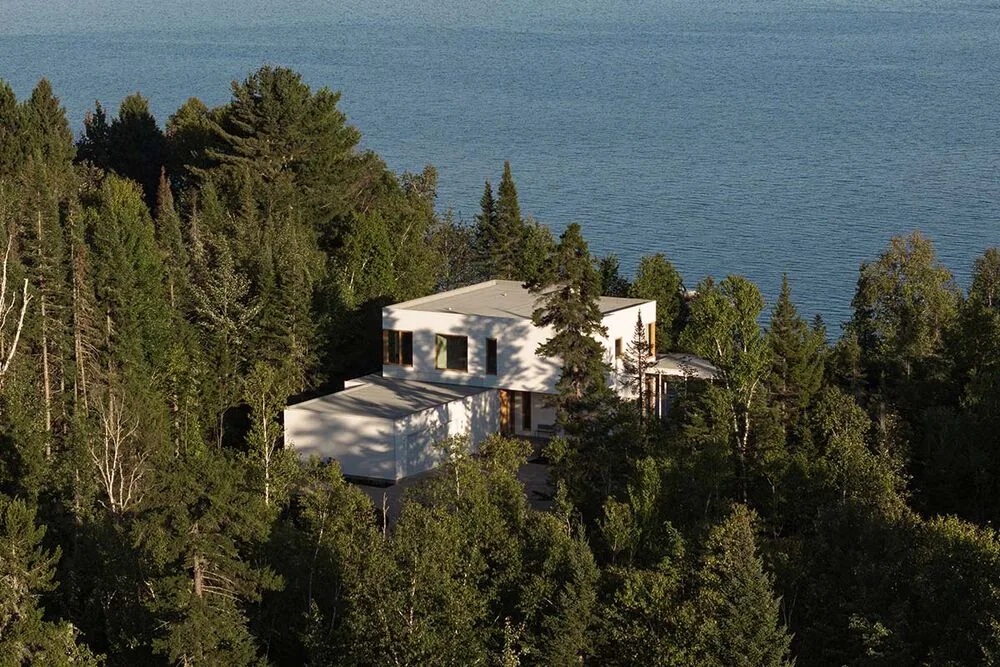 Esta casa es una interpretación contemporánea de la vida junto al lago